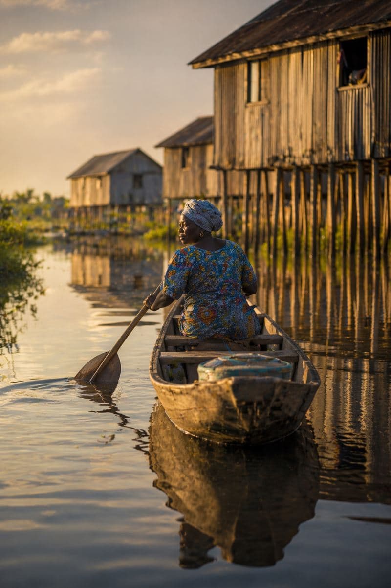 Femme en pirogue sur le lac Nokoué, Ganvié