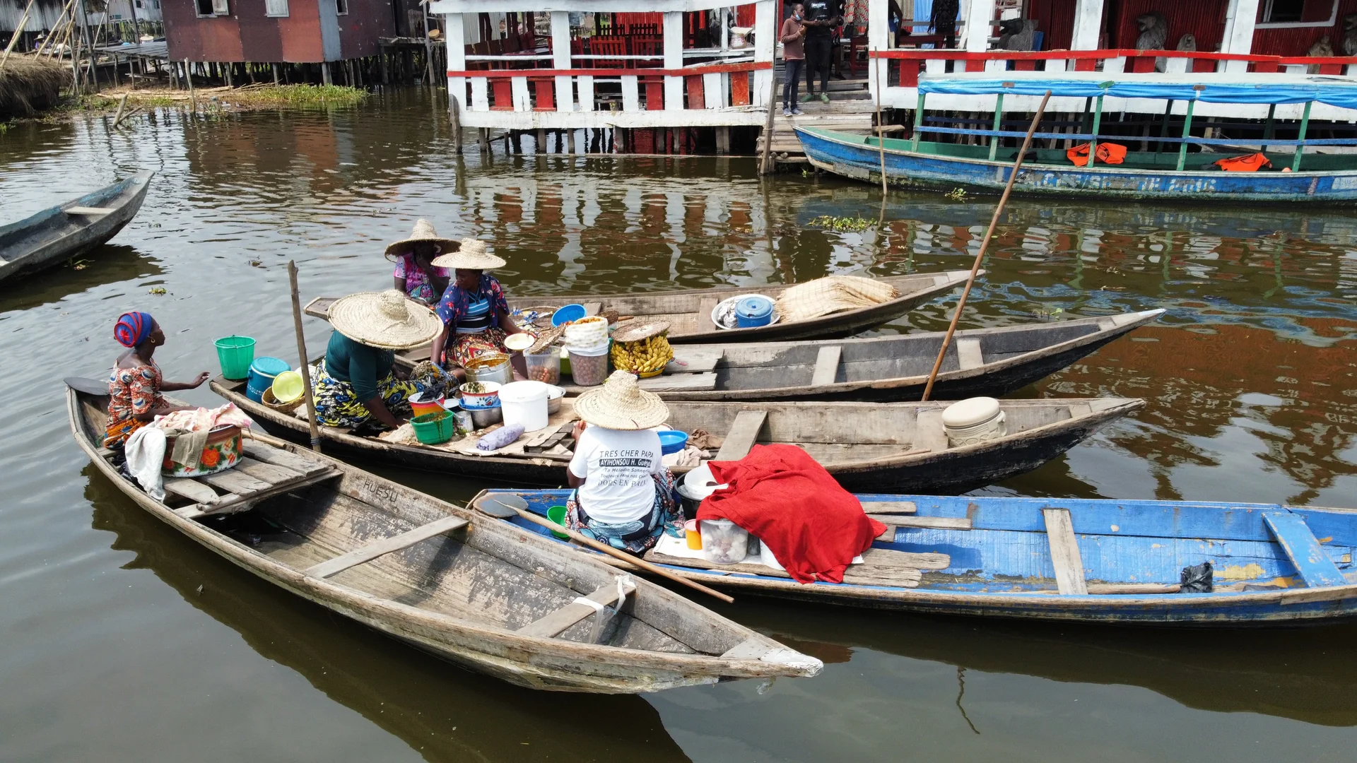 Femme Tofinu vendant ses marchandises au marché flottant de Ganvié sur le lac Nokoué