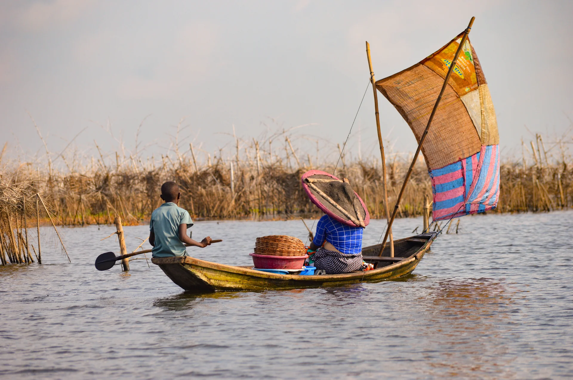 Habitant de Ganvié dans sa pirogue, artisanat traditionnel sur le lac Nokoué