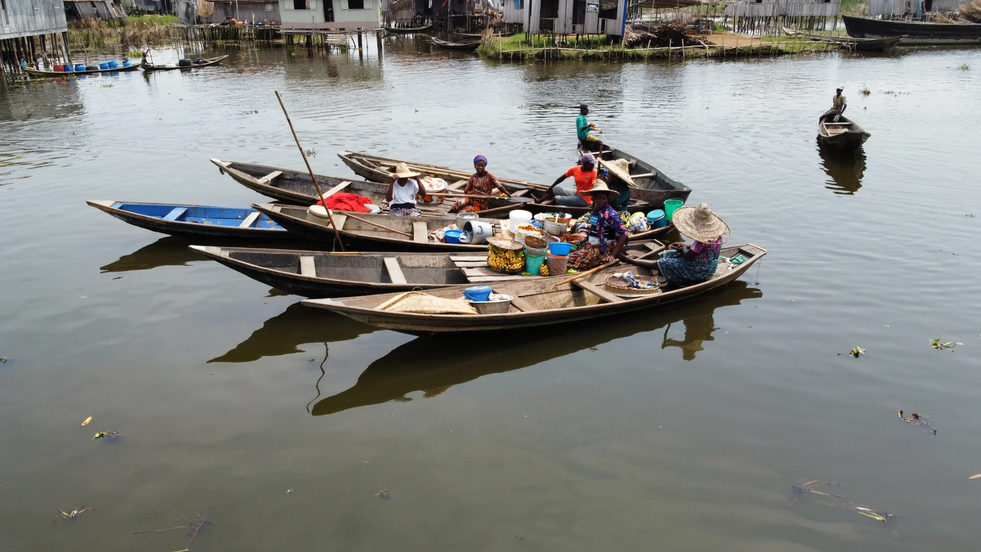 Repas dans une pirogue à Ganvié, spécialités du lac Nokoué